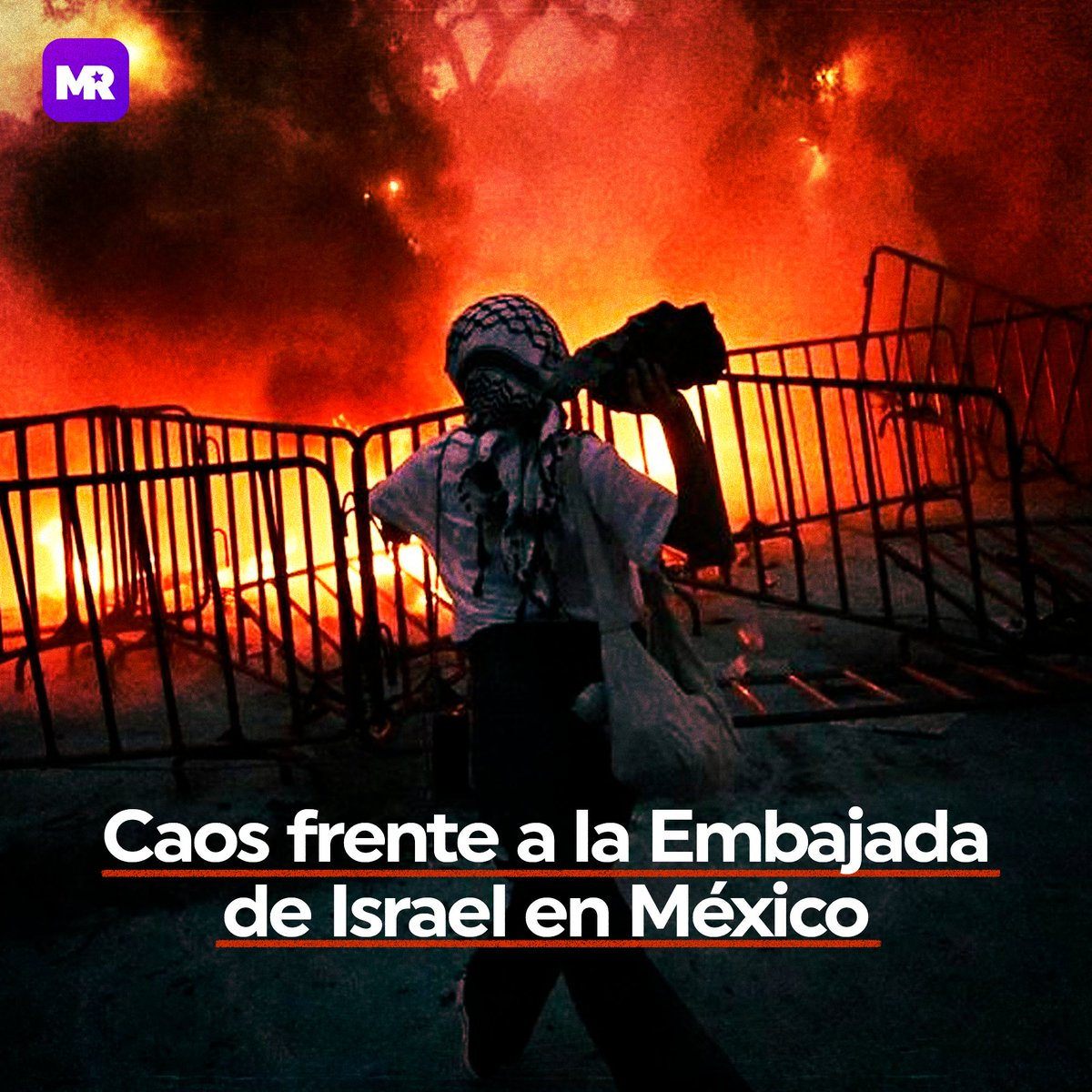 📢 Este martes, manifestantes propalestinos realizaron una protesta masiva frente a la Embajada de Israel en México. 🚨 Intentaron derribar vallas y lanzaron objetos, incluyendo cócteles molotov, a los policías y el edificio.