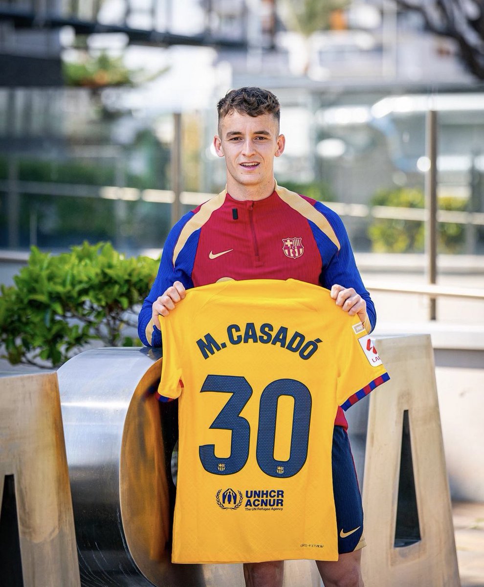 🚨🌟𝐔́𝐋𝐓𝐈𝐌𝐀 𝐇𝐎𝐑𝐀: informa @ffpolo que el Barça ha llegado a un acuerdo para renovar el contrato de MARC CASADÓ hasta junio del 2027. #FCB ©️🔵🔴 El jugador hará la pretemporada con Flick y su idea es convencerle para quedarse en dinámica del primer equipo.