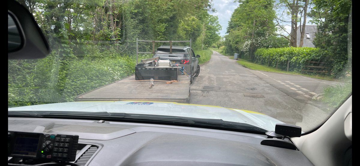 PC Dollery stopped this vehicle towing a trailer in Standlake this evening. The trailer was checked and found to be all in order 👮‍♂️ Check out the link below for details of how to register your trailer/plant with the equipment register: orlo.uk/G8nNE