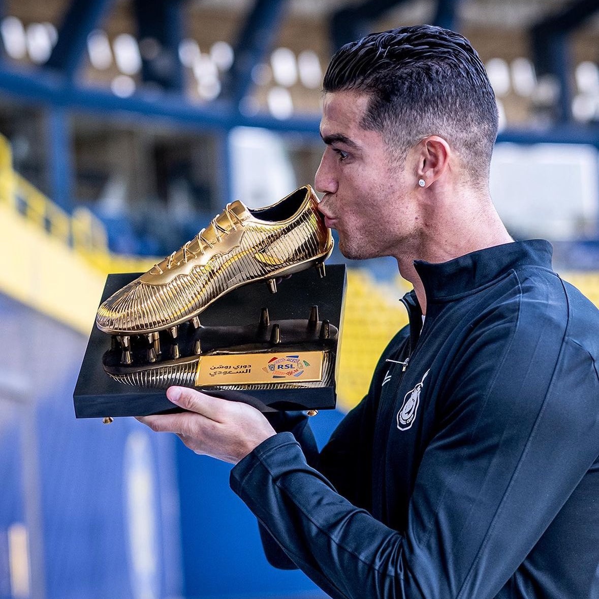 🇵🇹🥇Cristiano Ronaldo receives the Golden Boot award for being the top scorer in the Saudi Pro League.

His league stats this season: 35 goals, 11 assists.