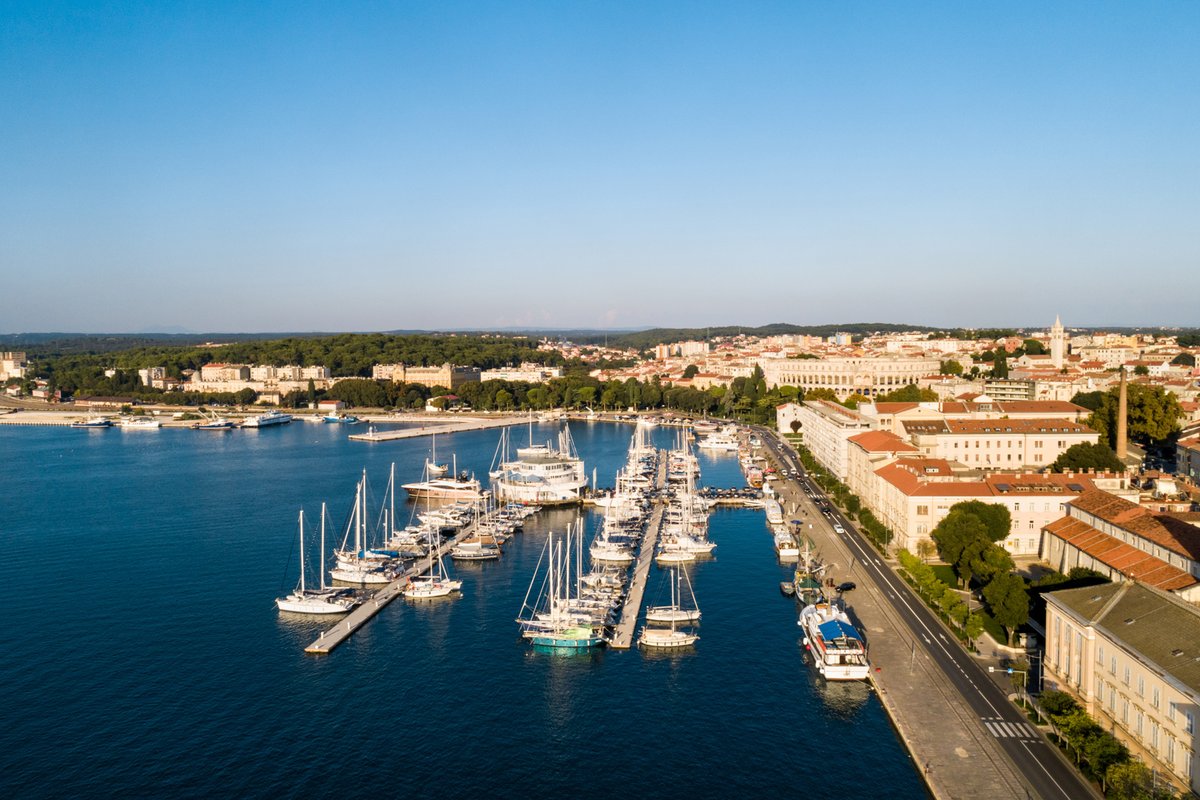 ACImarinas's tweet photo. The enormous natural harbour in Pula has been used since early Antiquity, and it served as the main naval harbour of the Austro-Hungarian Monarchy. In it's heart lies ACI marina Pula 🏟⚔️

#aci #acimarinas #acimarinapula #pula https://t.co/jhlpxnpRAk