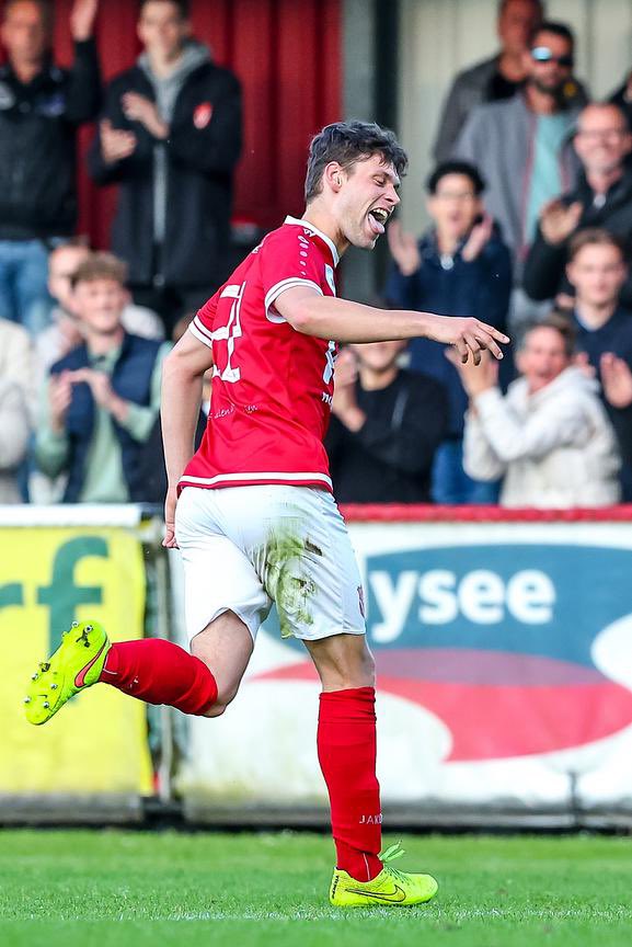HarkemaseBoys's tweet photo. Na precies 45 minuten is het rust. De beide ploegen zoeken de kleedkamers op.
#harste 1-1 https://t.co/b7QjG5pZvk
