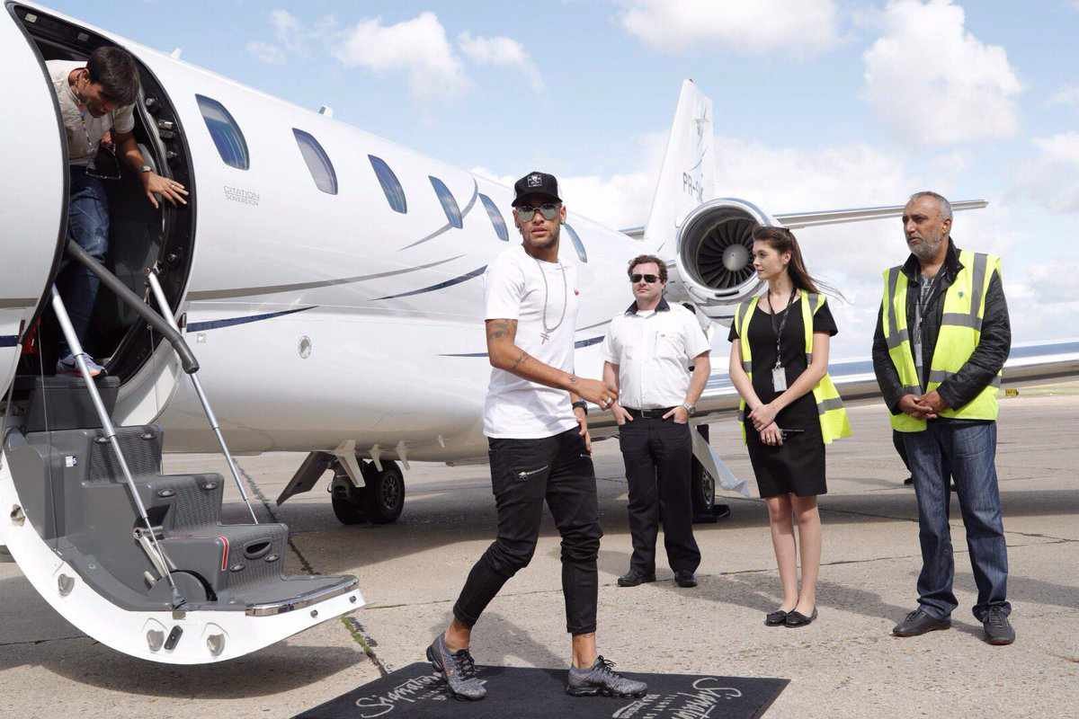 Classe média defender o Neymar fazendo negócio com a PRIVATIZAÇÃO DAS PRAIAS NO PAÍS é o paroxismo da vassalagem. O cara tem um Corolla 2015 e quer ceder o litoral para a iniciativa privada construir resorts que cobrarão o preço do carro dele por uma semana de estadia...