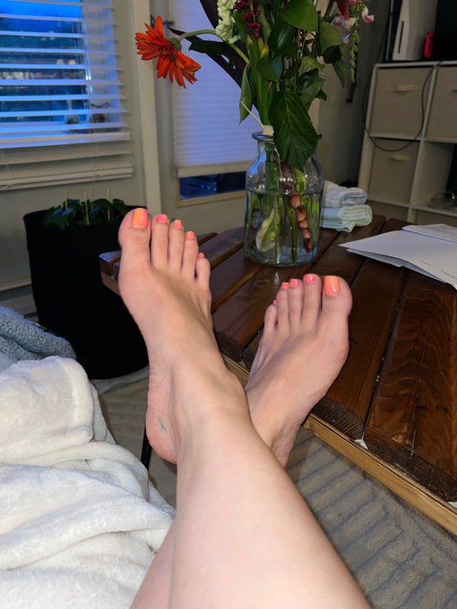 The sunsets in my pretty pedi 🌅🍷🩷 https://t.co/dWpPkIqvEK