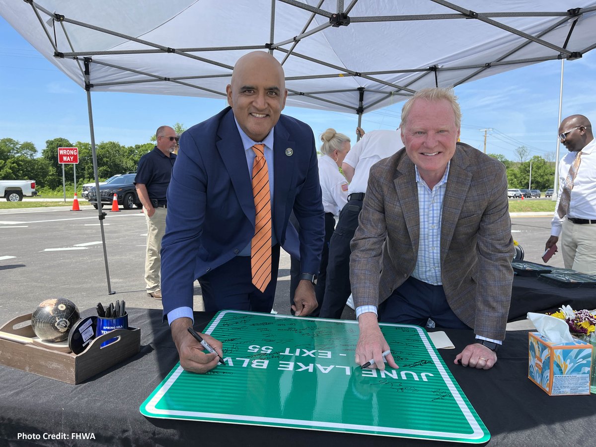FHWA Adm @BhattmobileT joined @SpringHillTenn Mayor Hagaman, Sen. @MarshaBlackburn & other officials today to celebrate the opening of a new $62M diverging diamond interchange that will make I-65 more accessible & safer for residents & travelers in the fast-growing area. @myTDOT