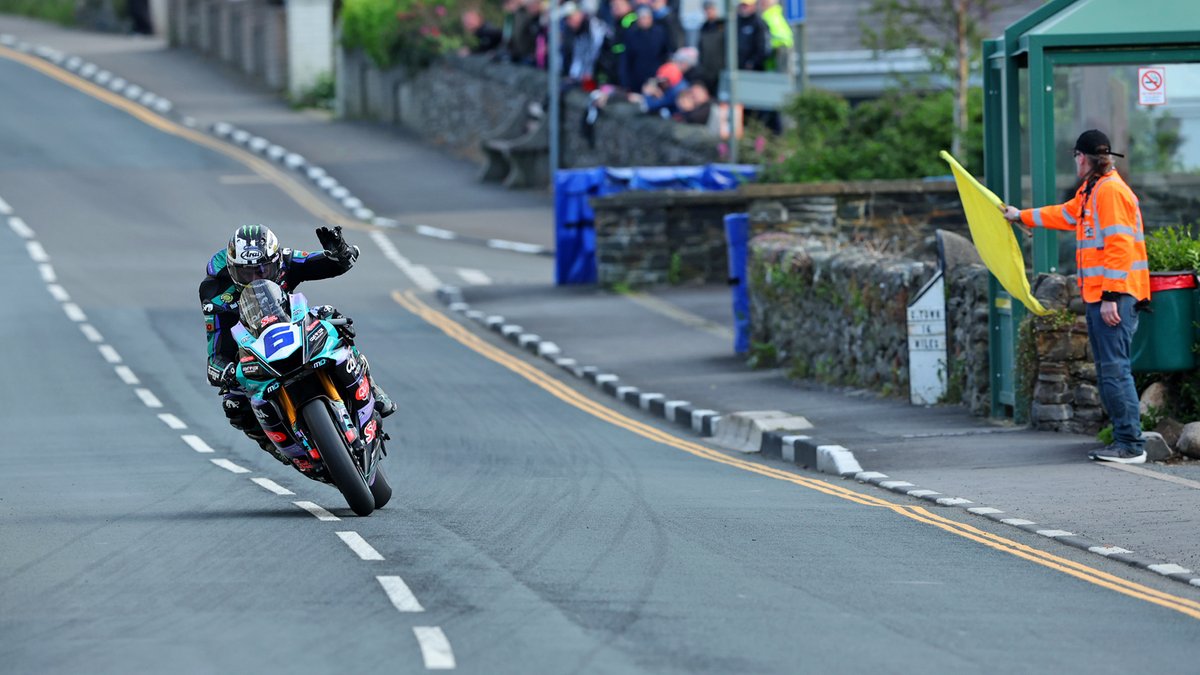 A wave from Michael Dunlop to the @iomttmarshals clearing the course at Kirk Michael 👋