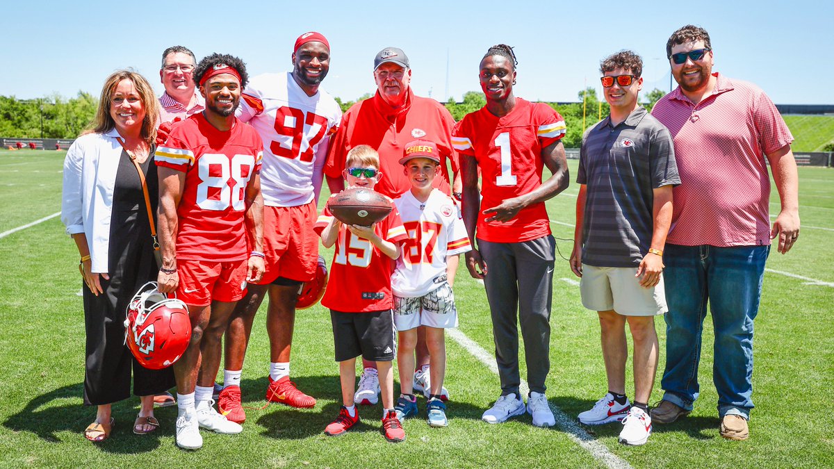 A day he’ll never forget. Chiefs legend Gary Spani spent the day with Jude and his family as they toured the stadium, watched practice, and met with players and coaches. We had the best time hosting them for a surprise visit ❤️