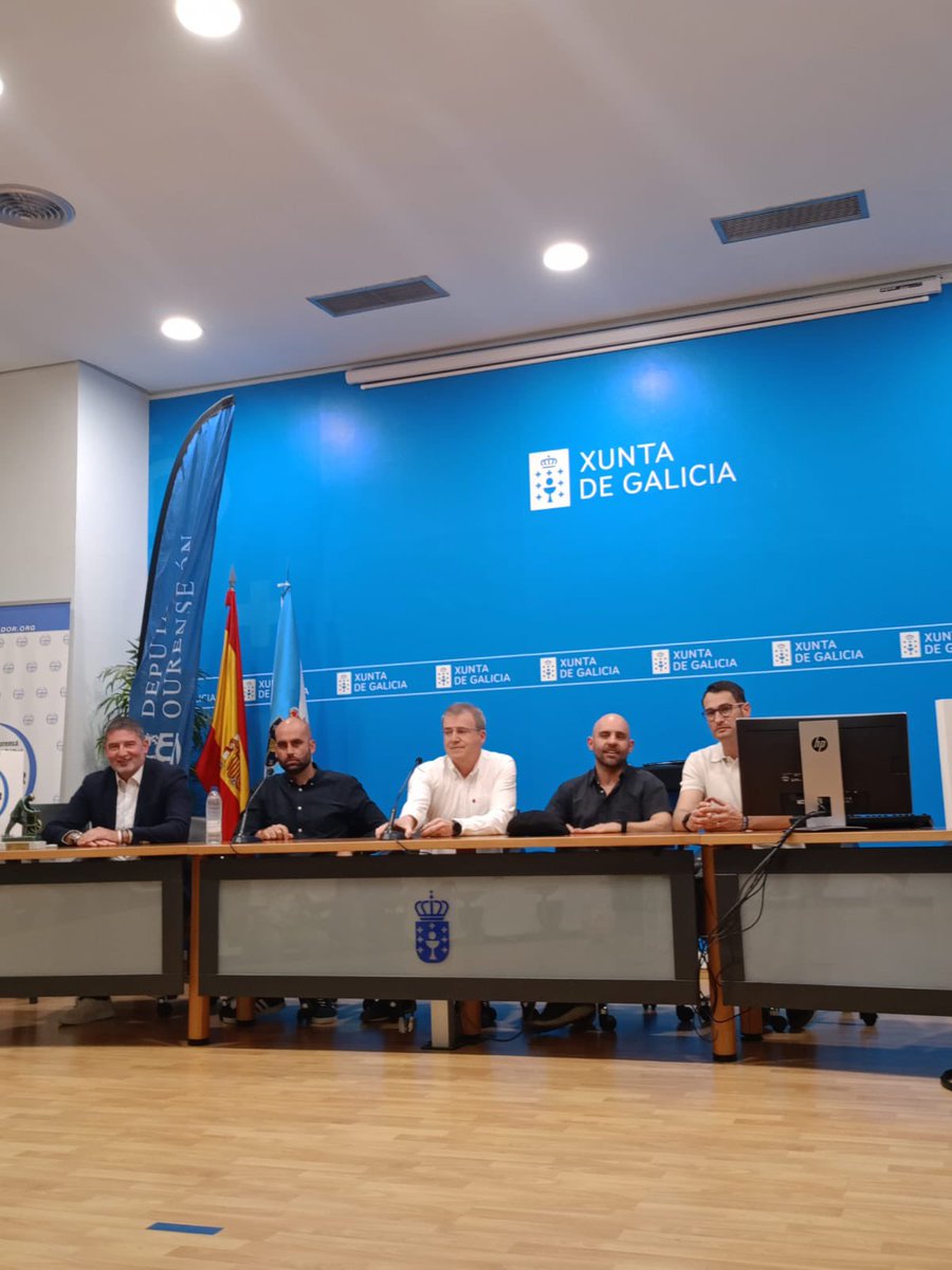 O director da Área de Cultura e Deporte da Deputación, Marcos Vázquez, asistiu ao relatorio impartido polo adestrado do Real Club Celta de Vigo, Claudio Giráldez, organizada pola Asociación Ourensana de Entrenadores de Fútbol “Afiador” coa que colabora a Deputación de Ourense.