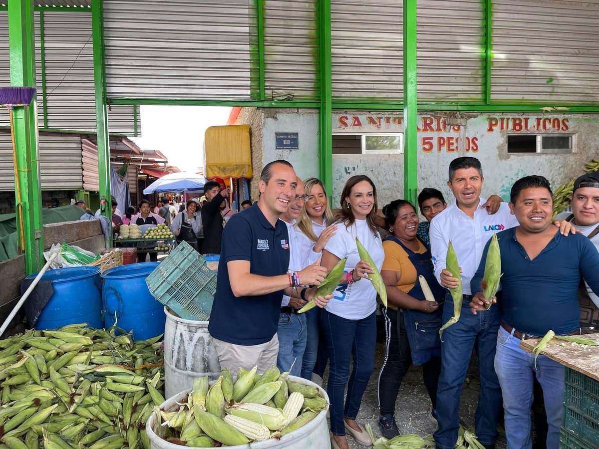 PilyVarmoran's tweet photo. 📌Hoy el último día de campaña acompañe a nuestro próximo gobernador @eduardorivera01 a @marioriestra futuro presidente municipal de Puebla con mi amigo candidato a diputado local @AleCanedoP a la central de abasto. #Votaeste2dejunio #VotaPAN #Distrito9Federal https://t.co/OYtuyzLArI