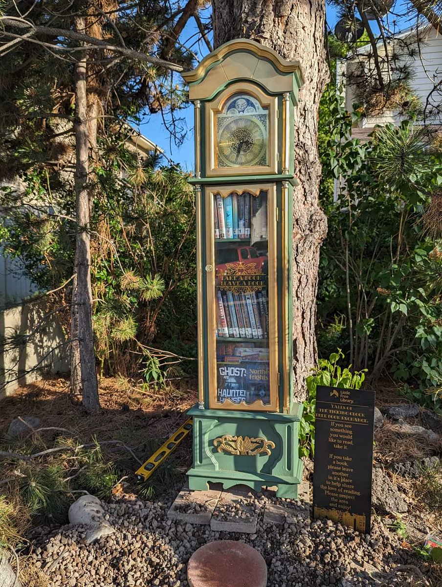 Isn't this the cutest #littlefreelibrary ? I am going to create something similar. This one belongs to Shennille Angell