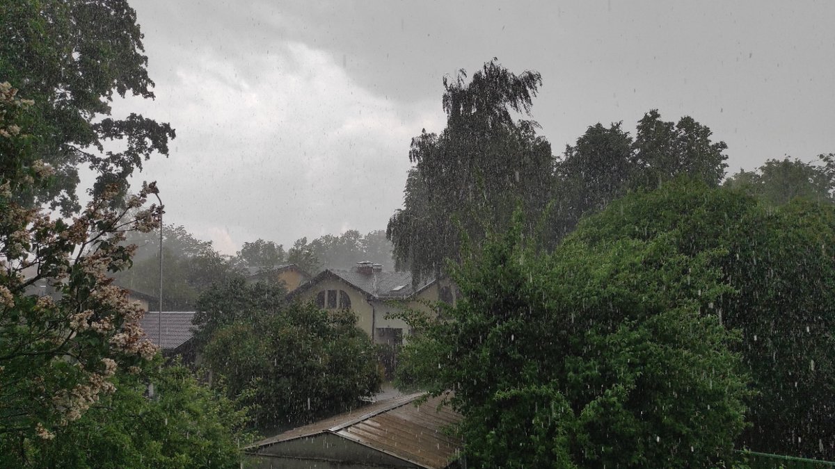 wikt0rrs's tweet image. Aizvadīta vēl viena kārtīga negaisu diena Rīgā, Purvciemā. Šoreiz arī atnesot stipras lietusgāzes ar krusu un noslēgumā dažas zibens izlādes. ⛈️⚡️
#maijs #maijs #negaiss #lietusgāzes #krusa
@LVGMC_Meteo