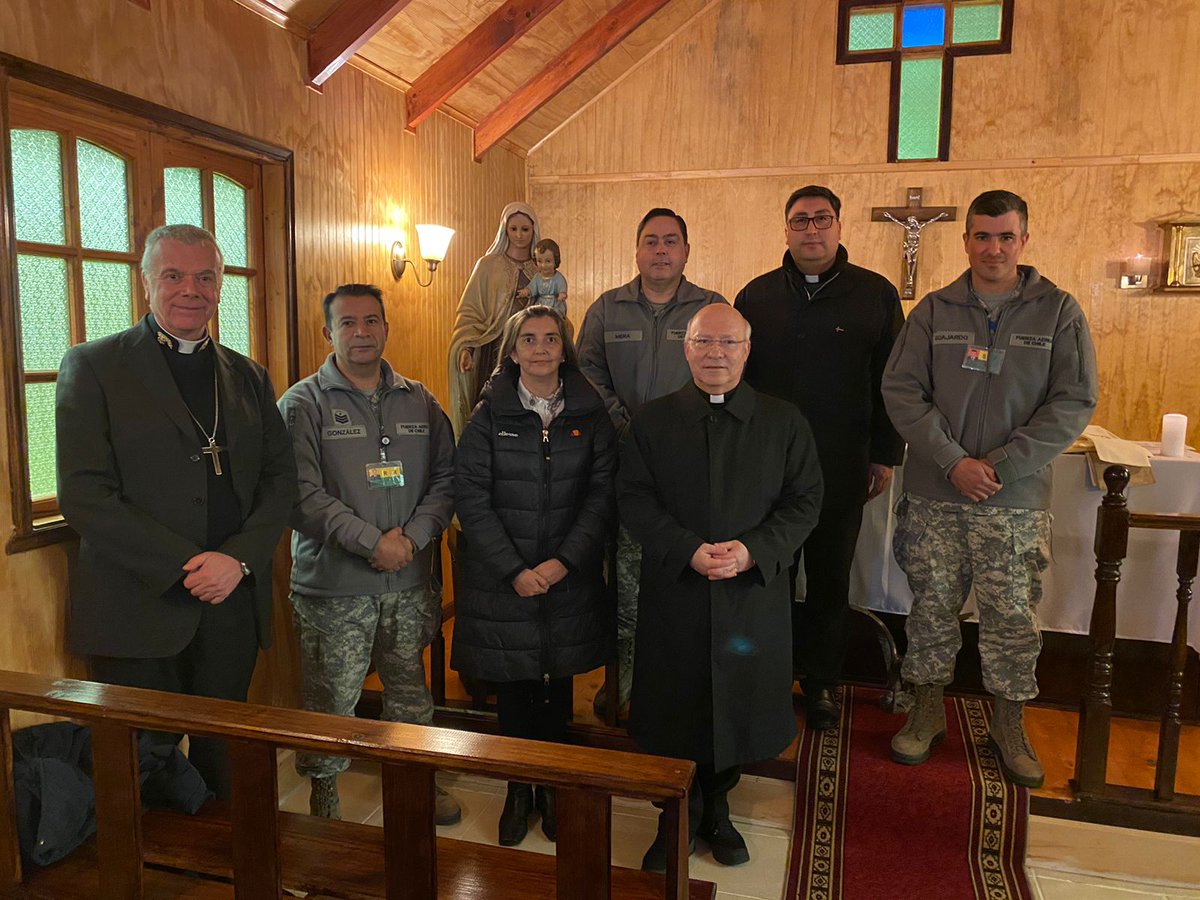 La IIIª Brigada Aérea #FACH #PuertoMontt recibió la visita del Obispo Castrense, General de Brigada Pedro Ossandon Buljevic, quien compartió con integrantes del Grupo de Mantenimiento N°55 y participó de una exposición en el Grupo de Aviación N°5, conociendo su misión y personal.