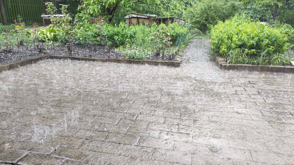 wikt0rrs's tweet image. Aizvadīta vēl viena kārtīga negaisu diena Rīgā, Purvciemā. Šoreiz arī atnesot stipras lietusgāzes ar krusu un noslēgumā dažas zibens izlādes. ⛈️⚡️
#maijs #maijs #negaiss #lietusgāzes #krusa
@LVGMC_Meteo