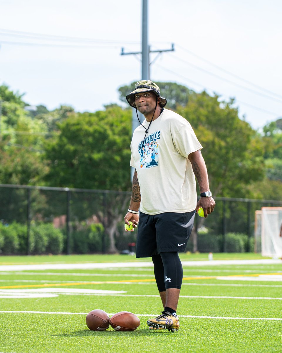 A1__Performance's tweet photo. The city and game that changed my life… I’ll always love coming HOME 👑 big thanks to my bros @ronwhitcomb and @TaylorHeinicke 🫱🏾‍🫲🏼

📸: @ryanharveyphoto 

🅰️1️⃣ #A1Performance #Football #Training #Coaching #Youth #Norfolk #HamptonRoads #757 #CampSzn https://t.co/HYvas7elJK