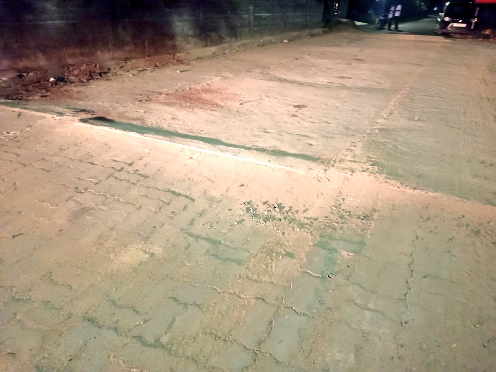 This is a very shabby work done while repairing a collapsed bridge at the entry point of ECHS Sai Nagar Wardha Road by @ngpnmc Residents hope nmc to get it repaired using the new insta road pacher technique @CMOMaharashtra @Dev_Fadnavis @nmccommissioner
@trafficngp 
@TOI_Nagpur