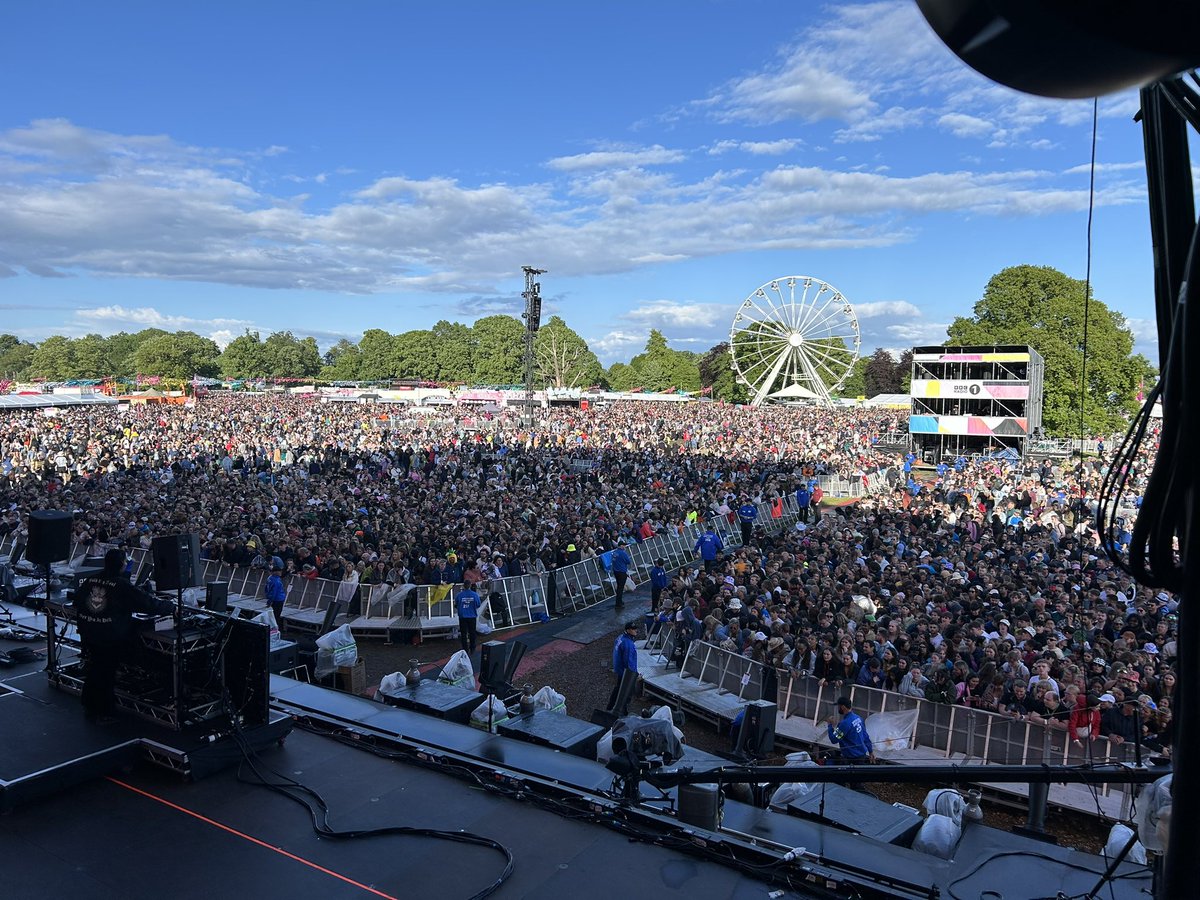 SineadMcNamara3's tweet image. Still on such a high from what was the most incredible @BBCR1 #BigWeekend 

Luton, you were fantastic and demonstrated that we can host world-class events 🙌

I felt sad on Sunday when it was all coming to an end but @coldplay gave us the most epic fairytale ending 🧡