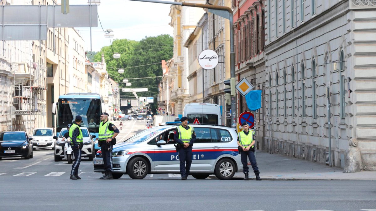 Jehova-Bomber: Am Mittwochabend wurde das Haus des Steirers (55) durchsucht. Man vermutet dort weiteren Sprengstoff krone.at/3396398