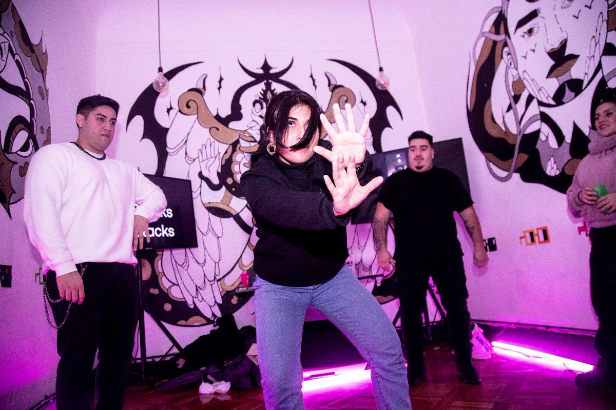 Artformance tweet media