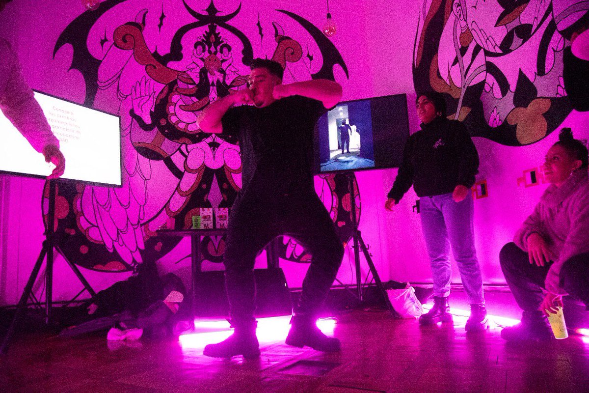Artformance tweet media