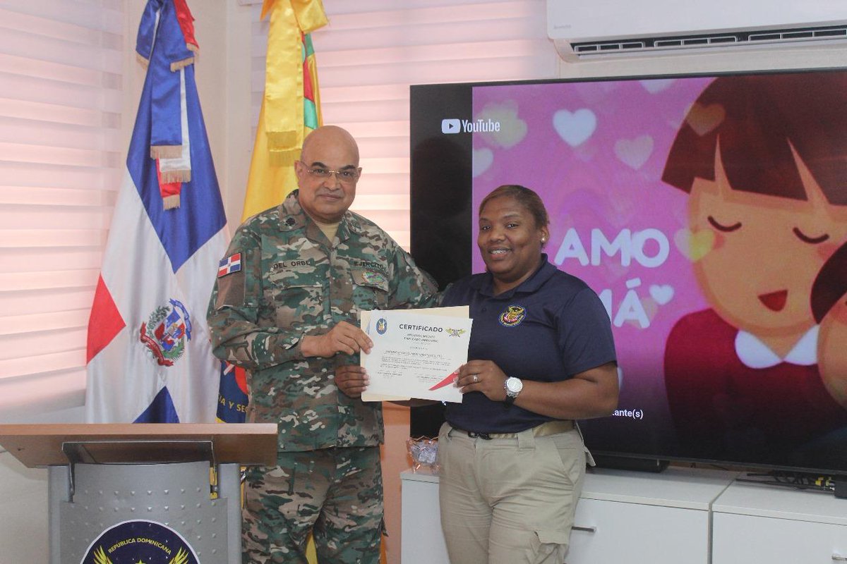 SVSPRD's tweet photo. La #SVSP reconoce a la Sargento Yanilda Marshum Pinales, ARD, como empleada meritoria del primer cuatrimestre del año 2024, esta funge como asistente administrativa en la Subdirección Técnica de esta dependencia del @MDefensaRD.

#SeguridadPrivada
#RD https://t.co/FbGOX4u7tI