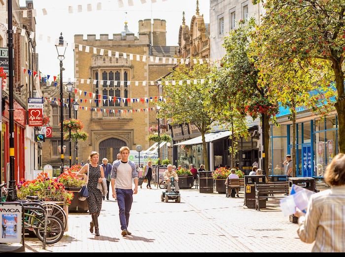 We spent 48 hours in Rugby - the sport’s namesake and birthplace 🏉 

This and more: buff.ly/3oULo70 

#travel #gaytravel #lgbt #lgbttravel #rugby