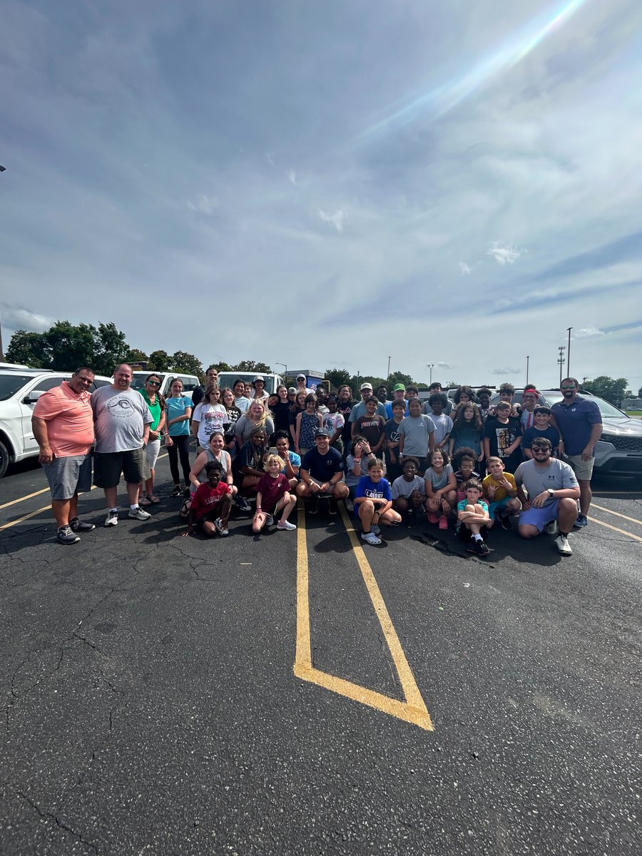 ConnieMaxwellCM's tweet photo. Our kids had a fantastic time at Carowinds this Memorial Day! This trip was a reward for their good behavior and grades in the third nine weeks. They enjoyed the rides, games, and a delicious pizza lunch! 

#ForTheDreamsOfChildren #ConnieMaxwell https://t.co/quFCElhtYc