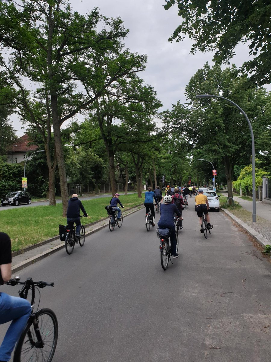 Auch heute waren wir wieder laut an der #Thielallee: Hier muss der benötigte #Radweg her, den der Bezirk bereits fertig geplant vorliegen hat und den der Senat weiterhin blockiert. Wir kommen wieder! @ADFC_Berlin @GBinfraVelo #steglitz-#zehlendorf  @urban_aykal