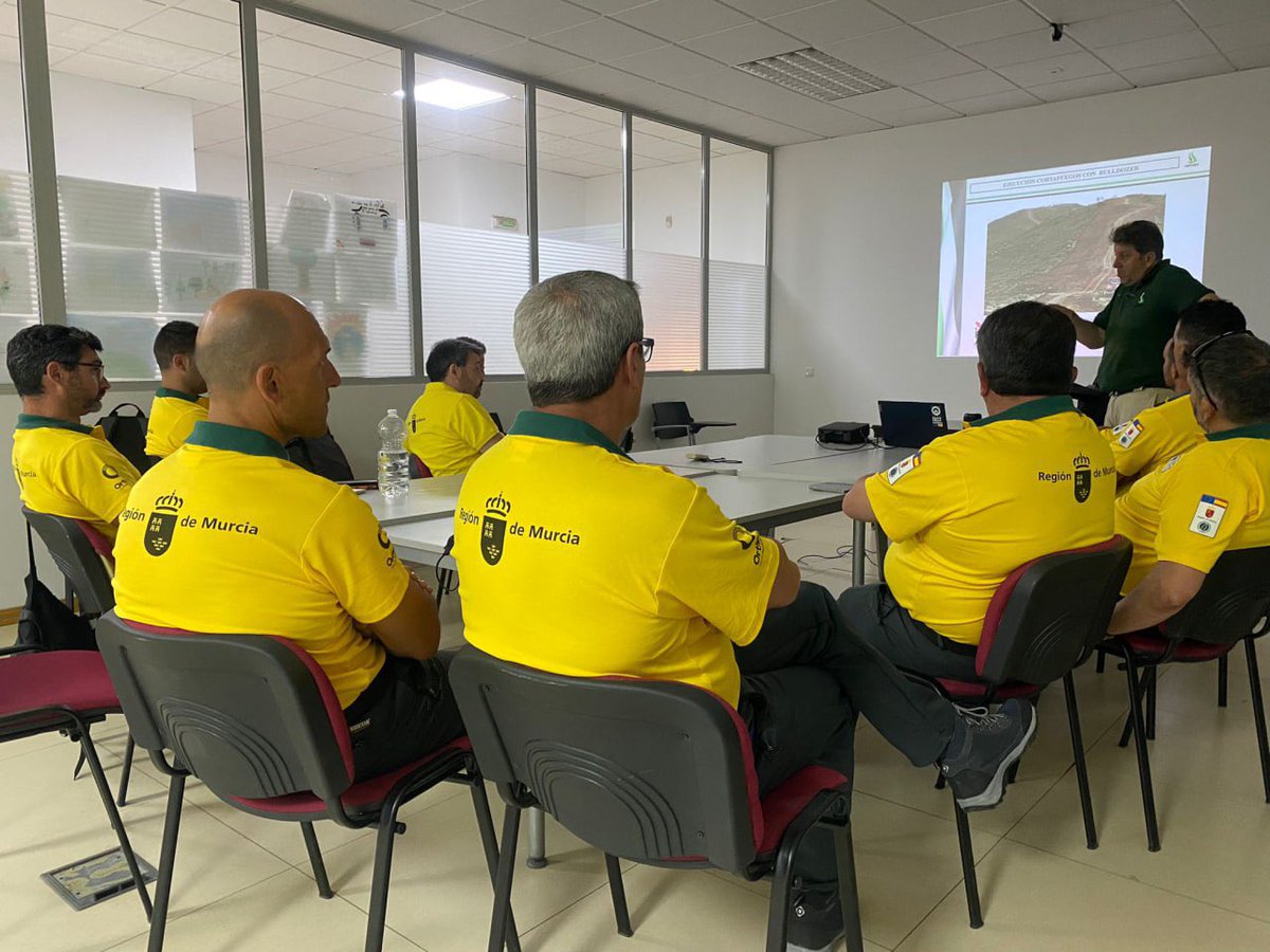 MurciaForestal's tweet photo. 📢 Personal de #RegióndeMurcia recibe en #Cáceres formación especializada sobre maquinaria pesada para mejorar las capacidades técnicas y operativas contra los #IIFF

Gracias a los compañeros de @PLANINFOEX @Junta_Ex por compartir el conocimiento fruto de su experiencia acumulada https://t.co/KihtIbk5W9