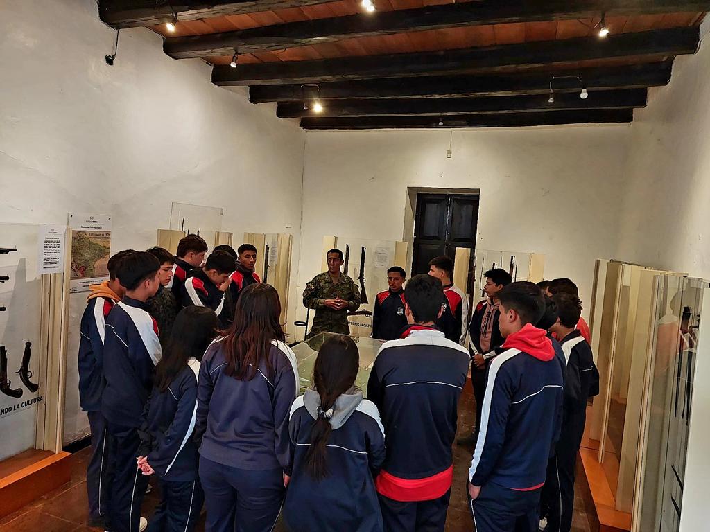 MuseosDefensaEC's tweet photo. #VisitasEscolares|Los estudiantes 🙋🏻‍♂🙋🏻‍♀️ de la Unidad Educativa Guachapala disfrutaron de una experiencia enriquecedora en el Museo "Casa de los Tratados" en Girón.🏛️

🇪🇨Conocieron los hechos históricos que forjaron nuestra nación, junto a nuestros mediadores educativos. https://t.co/lUogmoTK6B