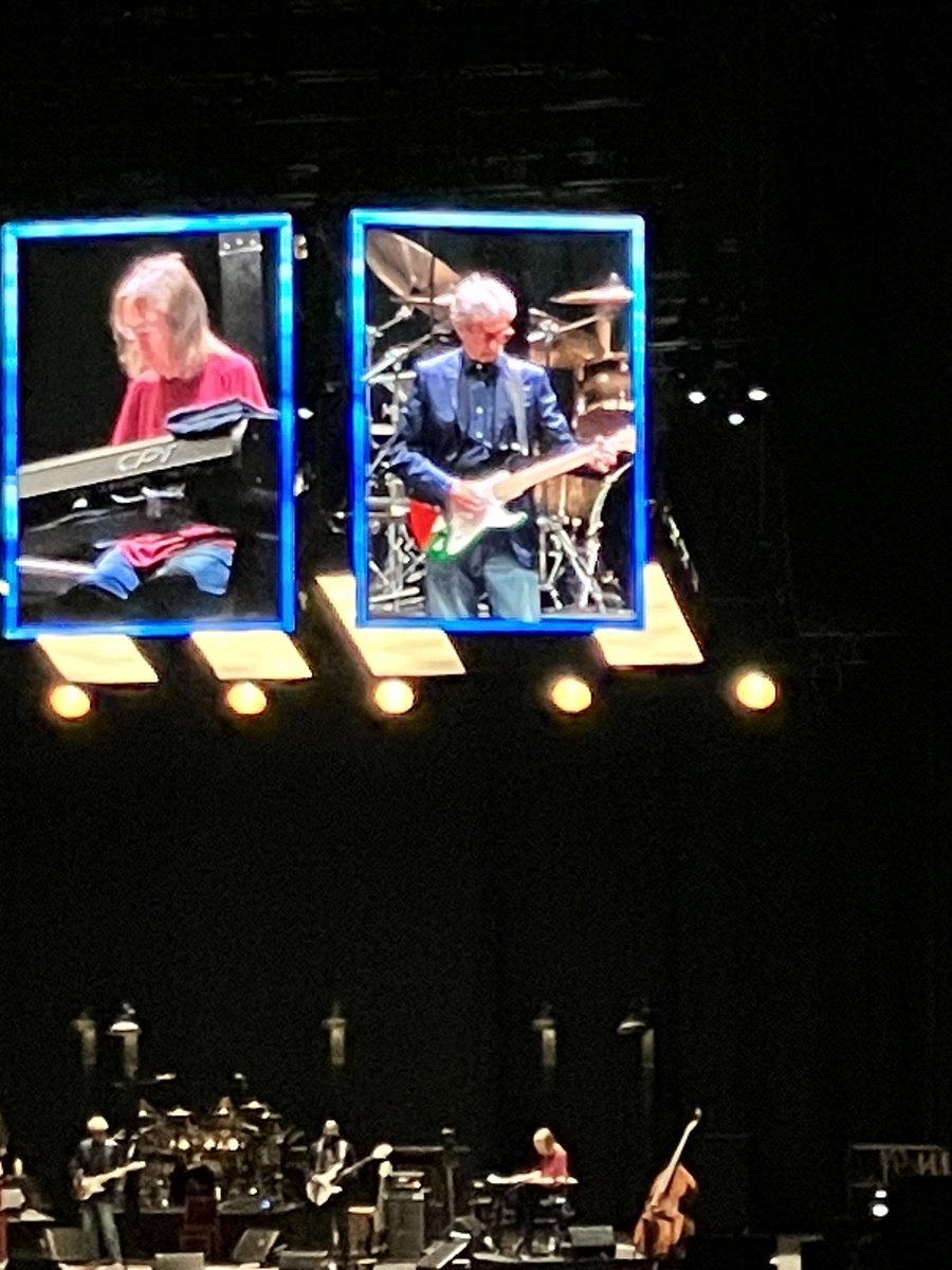 Eric Clapton avec une guitare aux couleurs de la Palestine pour son concert à Lyon.