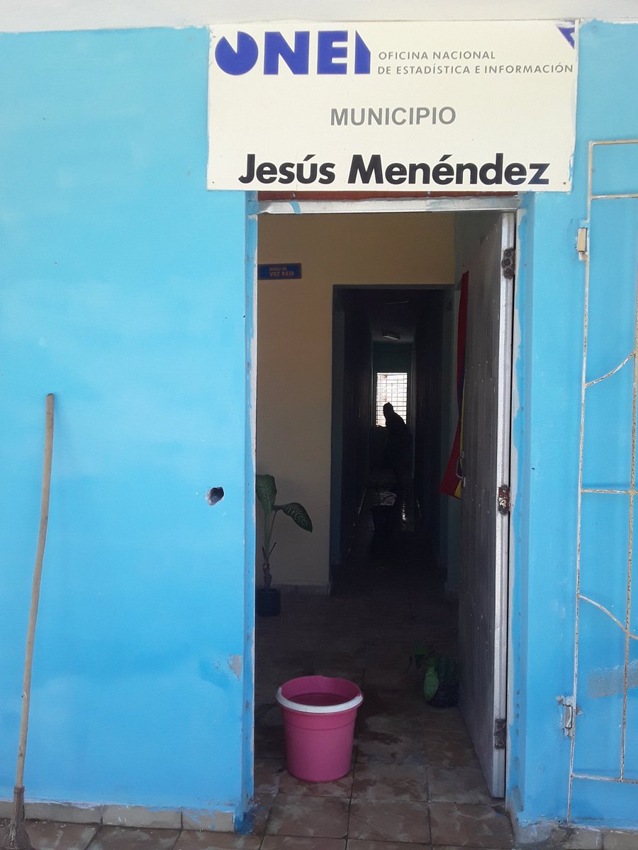 Cambio de labor en la Oficina Municipal de Estadísticas e Información #JesúsMenéndez. Contribuyendo a la higienizacion del local y sus alrededores.
#ONEILasTunas
#JuntosPodemos