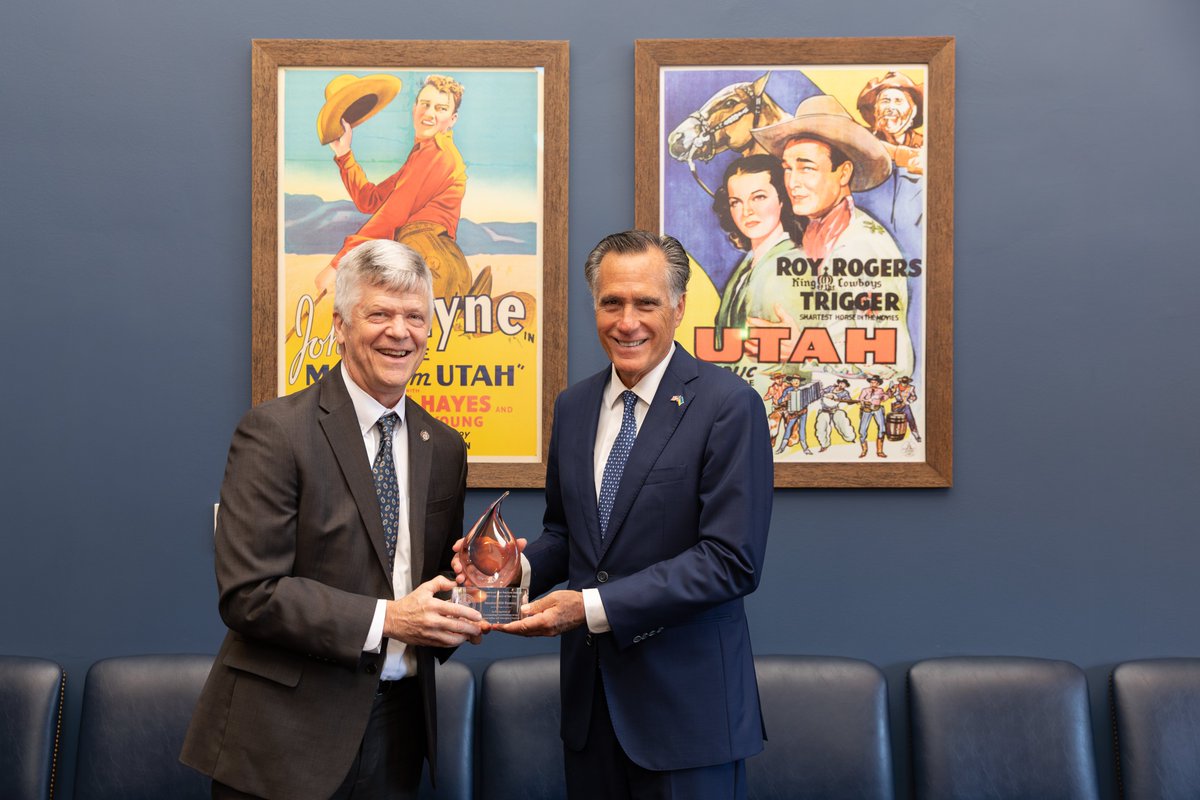 🏆CFSI recently presented our 2023 Legislator of the Year award to Senator Mitt Romney for his support of the fire and emergency services and his work on #wildfire over the past year! Article🔗: bit.ly/3KnvYTy