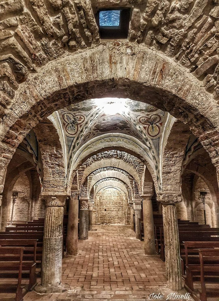 “Dio del cielo se mi vorrai amare scendi dalle stelle e vienimi a cercare!” -Fabrizio De André #architecture L'Abbazia benedettine di San Salvatore di Montecorona Perugia #Italia XI secolo e monastero assai importante che nel 1275. 📸Odile Deleville @Frances52779614