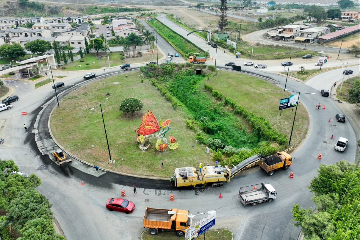 Empezamos la rehabilitación asfáltica en el redondel de La Mariposa de Villa Club. También se realizará la limpieza de cunetas y mantenimiento de áreas verdes.