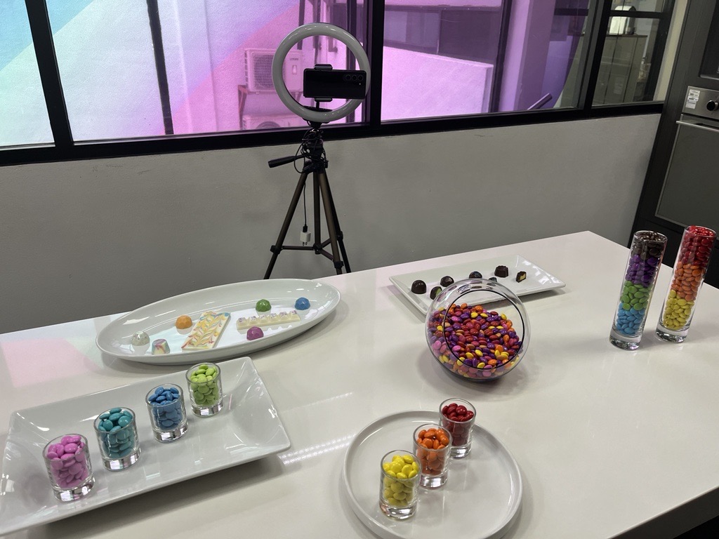 SensientColorLA's tweet photo. Estamos preparando nuestro siguiente Play with Colors para que inspires tu próximo lanzamiento en confitería y chocolates!

Nuestros expertos en color nos contarán cómo lograr colores brillantes y estables para sorprender al consumidor con este tipo de productos.

Descubre el portafolio más amplio de colores naturales y sintéticos, ideales para tu próxima innovación!
https://t.co/OuUhSFFz1n