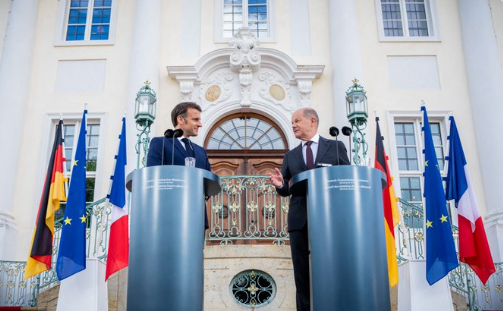 On the occasion of the State Visit, a 🇫🇷🇩🇪security & defense council has been held. Its conclusions are a good indicator of the strengths and limitations of the bilat cooperation. They revolve around 3 main issues: 🇺🇦, European security, and major joint projects. Main takeaways🧵