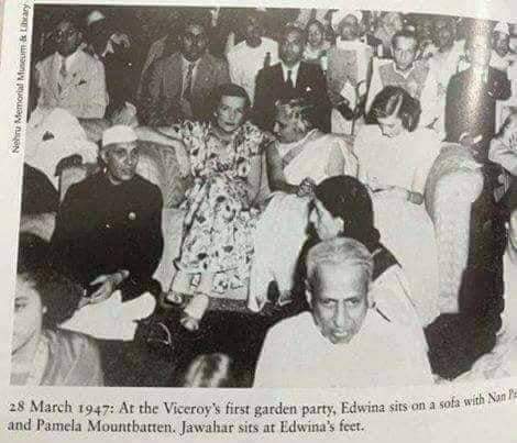 यह 28 मार्च 1947 की तस्वीर है यानी आजादी के पहले की तस्वीर है। अंग्रेज वायसराय द्वारा होस्ट की गई गार्डन पार्टी में एडविना के चरणों में नेहरू बैठे हैं एडविना सोफे पर बैठी है और उसके नीचे नेहरू बैठा है। फिर भी कांग्रेसी कुत्ते कहते हैं सावरकर ने तो अंग्रेजों से माफी मांगी। अबे