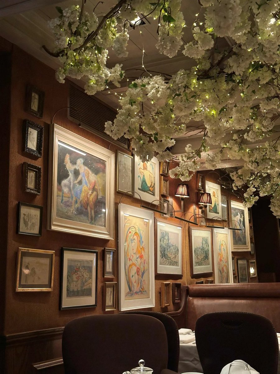 phulushe's tweet image. The gourmet French restaurant in Covent Garden is said to be very difficult to order. Book in advance. ! !
The surroundings are really beautiful and thousands of pear trees are blooming in the air.
Scenery can be replaced by fairies here.