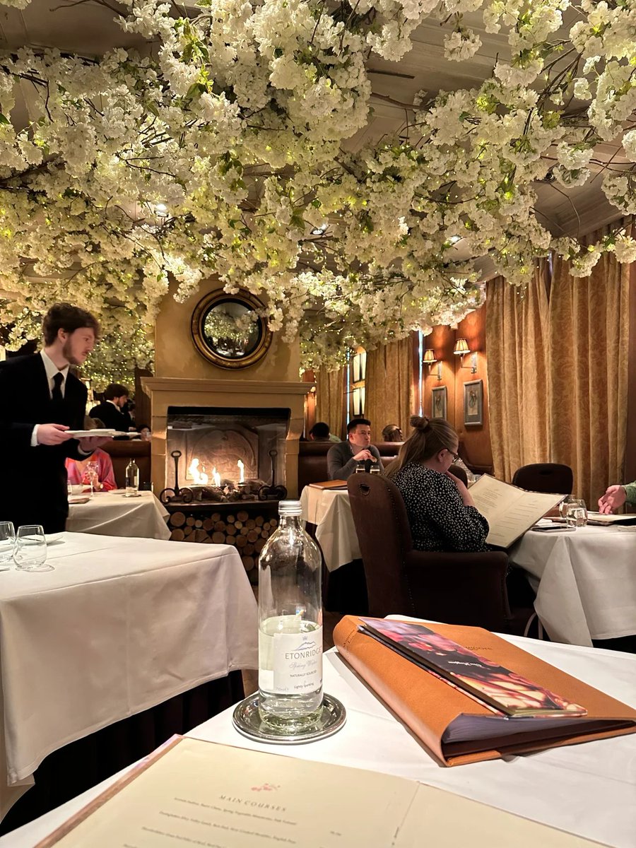 phulushe's tweet image. The gourmet French restaurant in Covent Garden is said to be very difficult to order. Book in advance. ! !
The surroundings are really beautiful and thousands of pear trees are blooming in the air.
Scenery can be replaced by fairies here.