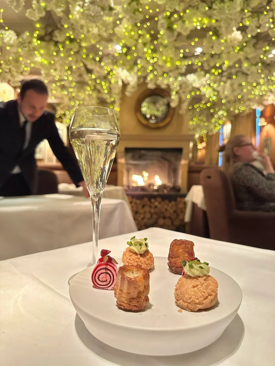 phulushe's tweet image. The gourmet French restaurant in Covent Garden is said to be very difficult to order. Book in advance. ! !
The surroundings are really beautiful and thousands of pear trees are blooming in the air.
Scenery can be replaced by fairies here.