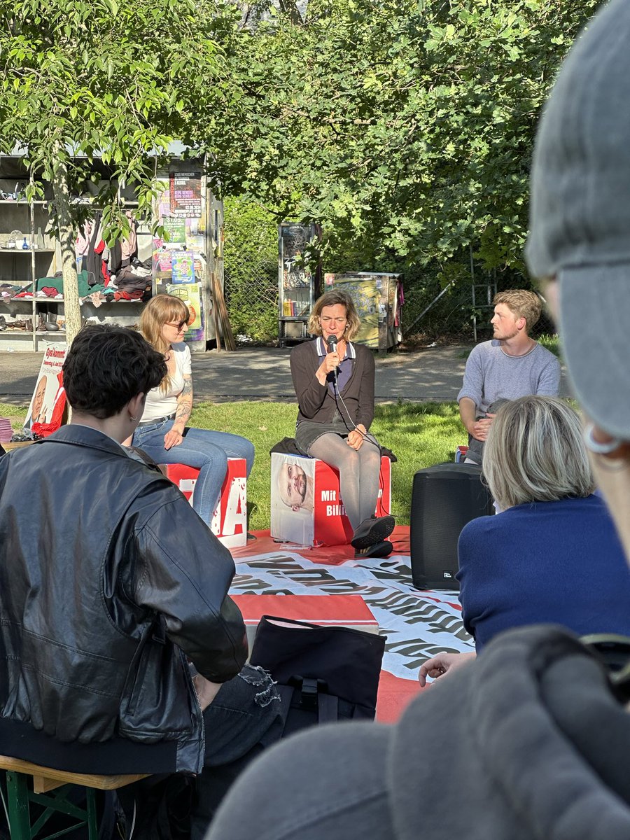 Wir sind für die Belange von Kindern &amp; Jugendlichen da, wir kämpfen gegen Armut, schaffen &amp; bewahren Freiräume und setzen uns für echte Mitbestimmung ein Tolle Diskussion mit <a href="/HeidiReichinnek/">Heidi Reichinnek</a> <a href="/WilliamRambow/">William Rambow</a> im Lene-Voigt- Park in Leipzig. #srwle #leipzigbleibtrot