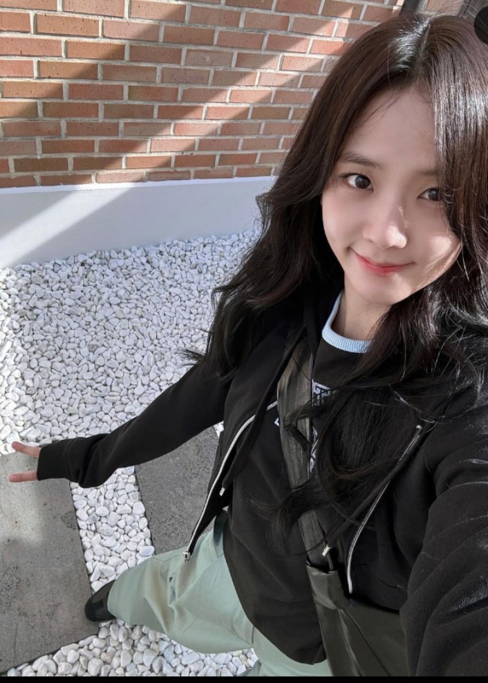 DIAMONDSPARKBP's tweet photo. UPDATE:

#BLACKPINK's #Jisoo, Ahn Hyo Seop, Chae Soo Bin and more has successfully wrapped up its filming. The adventure film is expected to be released in 2025.

(SOURRR EXCITED 😭✨😀) https://t.co/4j7Y5LFPw2