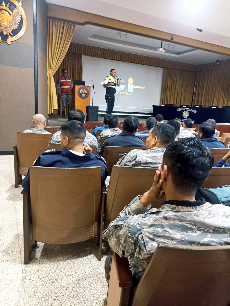 #SantaElena | Personal uniformado de la #CTE brindó capacitación al personal Directivo y Técnico Operativo de la Escuela Superior Militar de Aviación 'Cosme Rennella Barbato' del cantón #Salinas sobre seguridad vial. Se abordaron temas como las consecuencias de conducir bajo los