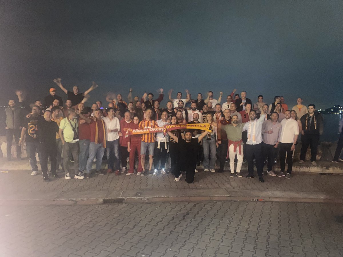 Saat 19:30’dan beri Galatasaray Kalamış Tesislerindeyim. 

Çıkan herhangi bir yangın falan yok insanlar şampiyonluk kutlamaya devam ediyorlar.