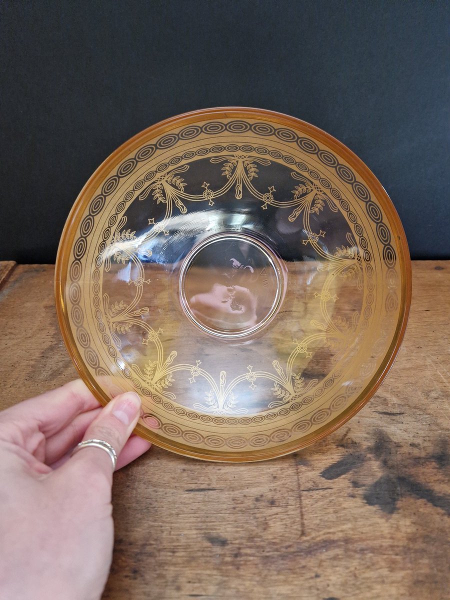 Does anyone want this delightful Vintage Signed Intaglio Printed Gold Decorative Glass Sherbert Bowl

#vintageshowandsell 
Make me an offer 🌷

ebay.co.uk/itm/3353600907… #eBay ##shopvintage