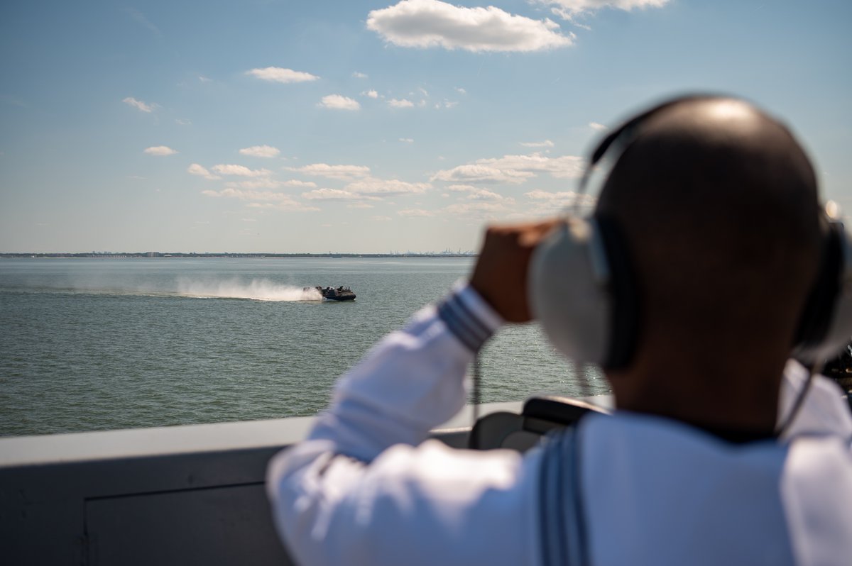 🫡Haze Gray and Underway! 🌊🌎

The crew of the USS New York (LPD 21) and embarked 24th Marine Expeditionary Unit (MEU) Special Operations Capable (SOC), man New York’s rails as the ship departs for deployment, May 22, 2024.

📸: MC2 Jesse Turner

#Deployment  #Warfighting