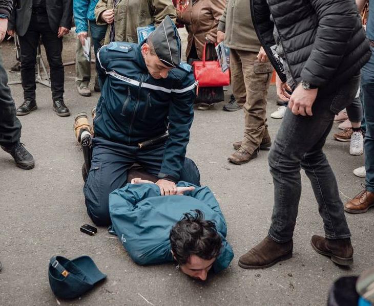 En campagne au marché de Coulonges Les Herolles (Vienne), Éric Zemmour a été visé par un jet de projectile en fin de matinée. L'agresseur a été immédiatement maîtrisé par les FDO et placé en garde à vue. #ZemmourEric #Reconquete