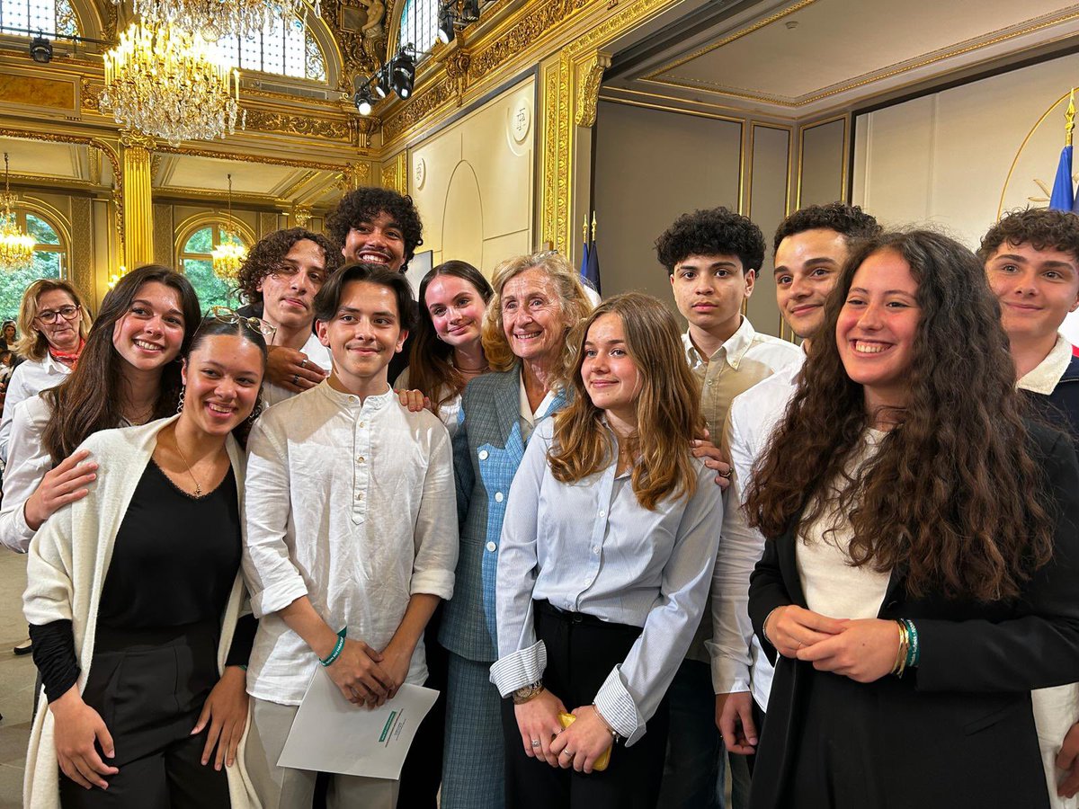 Honorée pour le lycée @E_Galois78 qui a reçu le prix national catégorie film lycée remis par Mme Macron et Mme La Ministre @NBelloubet . Bravo aux enseignants, CPE et à nos chers élèves pour leur implication dans la lutte contre le harcèlement. @acversailles @lair_sandrine