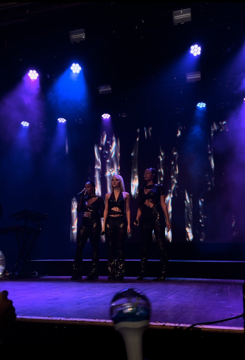 GRANDEXFLO's tweet photo. yasss waited like 7+ hours in line for this view at the ny show😍 #CaughtUpStreamingParty #StreamCaughtUp https://t.co/rGdCxlUMut