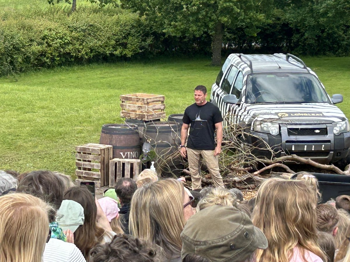 stephers_M's tweet photo. Loved seeing @SteveBackshall @Longleat today! Such a great show #releasethebeast https://t.co/OhvXD4pUod